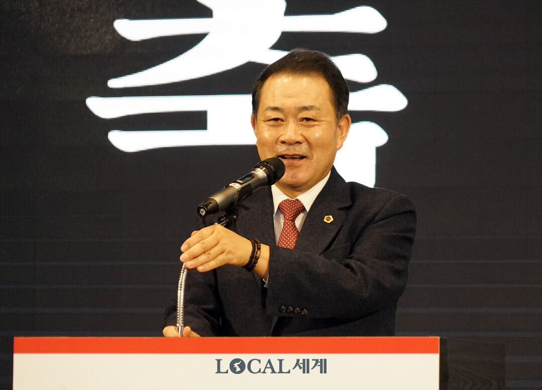 김시성 의장이  &lsquo;2025 장애인체육인의 밤 및 제45회 전국장애인체육대회 해단식&rsquo;에서 축사를 하고 있다