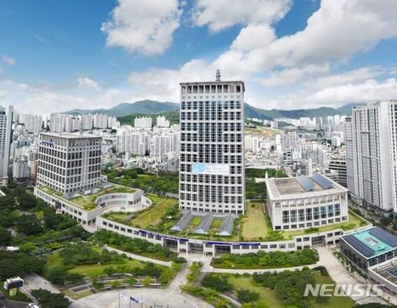 부산시는 마이크로소프트 데이터센터 아카데미(MS DCA)*1기 교육생 28명의 수료식을 개최한다.부산시 제공