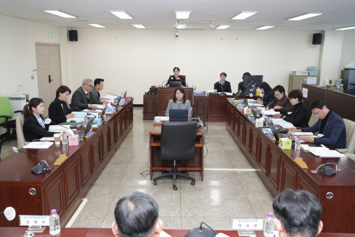 고양특례시의회(의장 김운남)는 제300회 임시회 기간 중 제3회 추가경정예산안 심의를 위해 예산결산특별위원회를 구성하고, 12월 18일 하루 일정으로 회의를 개최했다.