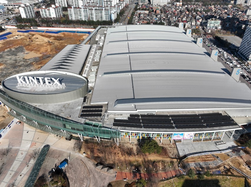 킨텍스 제1전시장 옥상에 설치된 태양광 발전시설 사진