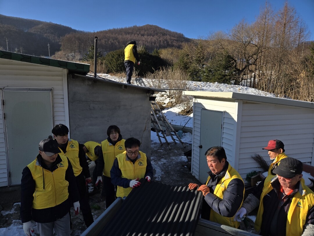 문곡소도동 행정복지센터는 태백산봉사단이 지난 18일 지붕 수리가 필요한 문곡소도동 관내 주거취약계층을 찾아 집수리 봉사활동을 펼쳤다.태백시 제공