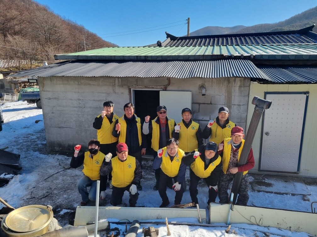 문곡소도동 행정복지센터는 태백산봉사단이 지난 18일 지붕 수리가 필요한 문곡소도동 관내 주거취약계층을 찾아 집수리 봉사활동을 펼쳤다.태백시 제공