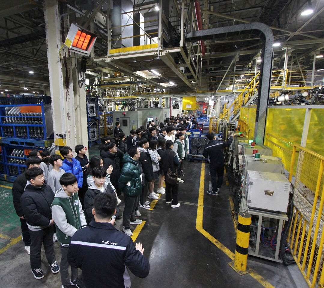 KG모빌리티 평택공장에서 지역 중학생을 대상으로 자동차 생산 과정과 교통안전의 중요성을 알리는 현장 체험형 교육 프로그램이 진행됐다. KG모빌리티 제공