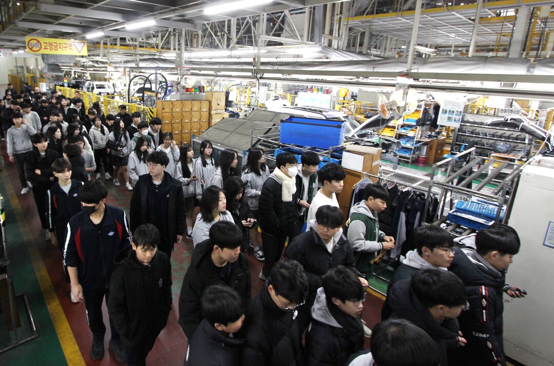 KG모빌리티 평택공장에서 지역 중학생을 대상으로 자동차 생산 과정과 교통안전의 중요성을 알리는 현장 체험형 교육 프로그램이 진행됐다. KG모빌리티 제공