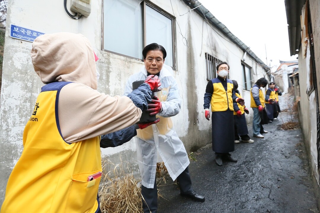 연탄봉사활동하는 천주평화연합 회원들. UPF 제공