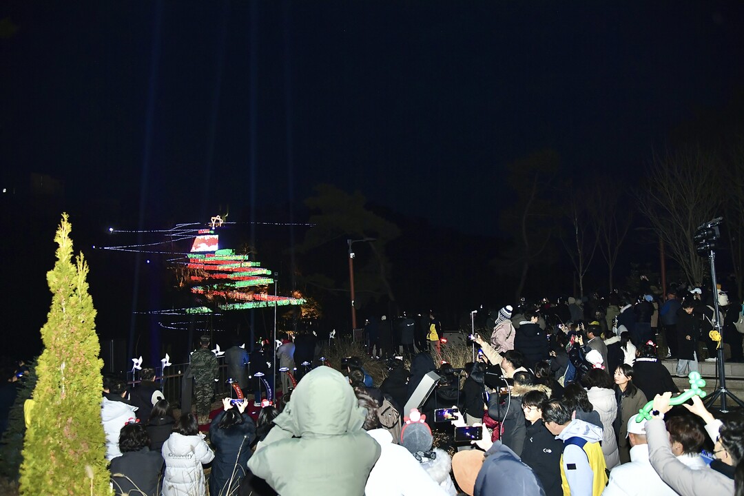  트리로드를 즐기고 있는 관광객들&nbsp;