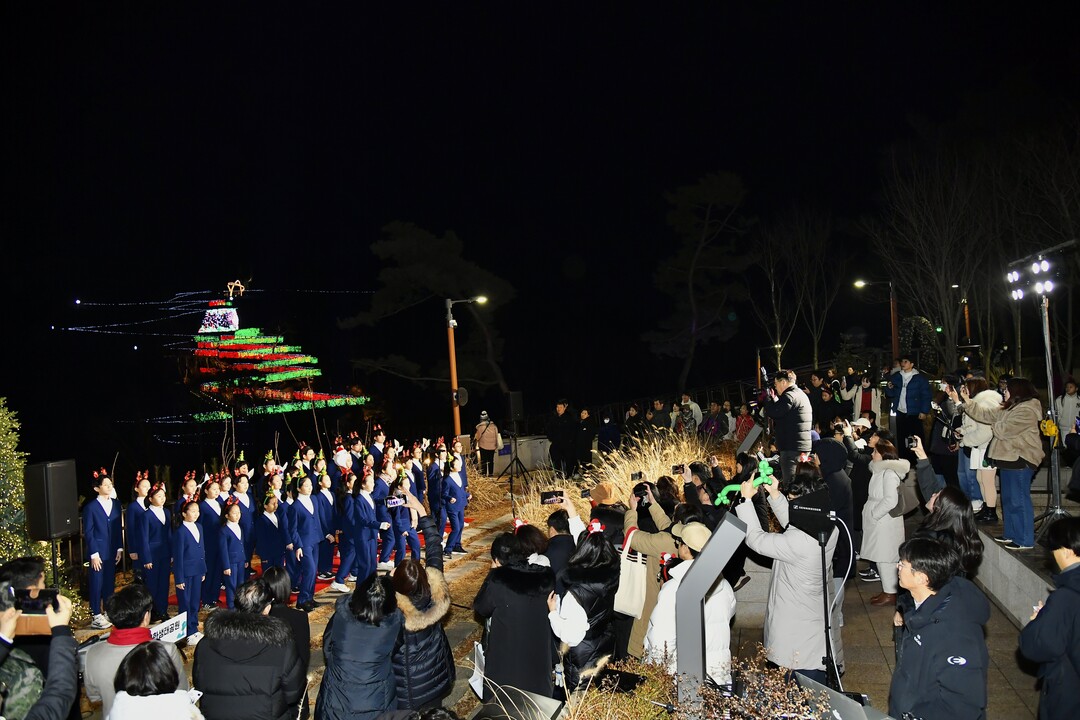 트리로드 앞에서 시립소년소녀합창단 공연