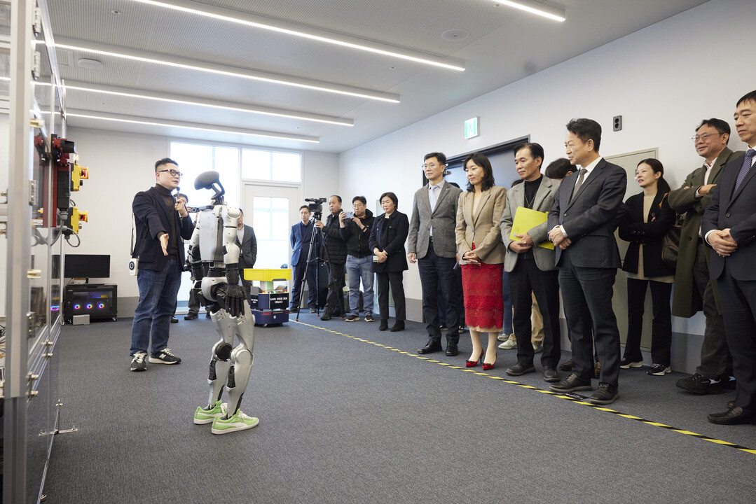 경기도가 19일 성남 센터엠 지식산업센터에서 전국 최초 제조 현장 실증 기반 &lsquo;피지컬AI 랩(Physical AI Lab)&rsquo;의 문을 열었다. 경기도 제공