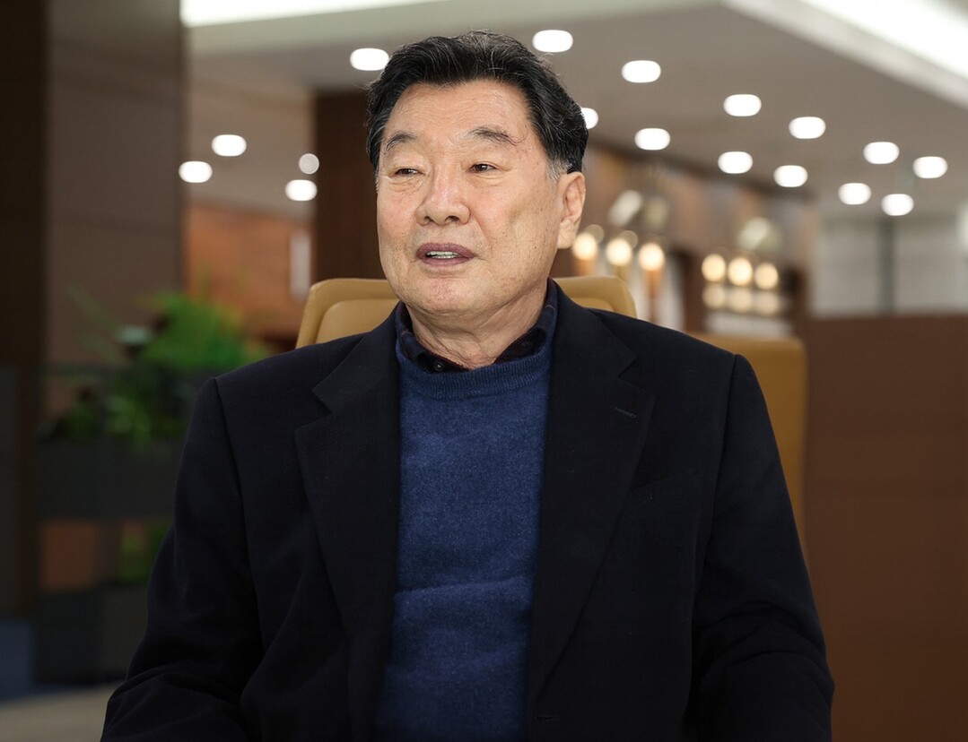 종마로 변신한 &lsquo;메이저킹&rsquo;을 지금도 돌보고 있는 김진영 마주가 인터뷰애 응하고 있다. 렛츠런파크부산경남 제공