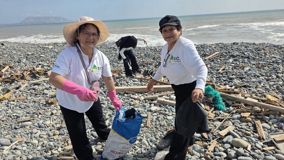 신천지 베드로지파 콜롬비아교회의116기 수료생과 성도들이 수료기념 특별봉사 차원에서 페루리마 지역의 미라플로렌스 해변 쓰레기를 수거하고 있다.