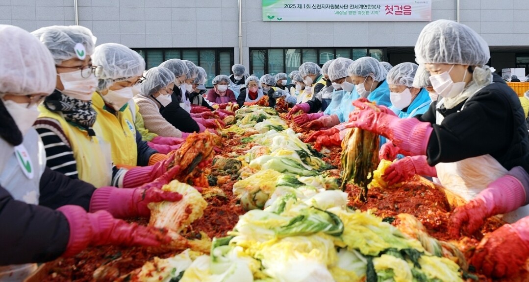 신천지 맛디아지파의 116기 수료생들이 6일 천안교회에서 김장 봉사를 하고 있다.