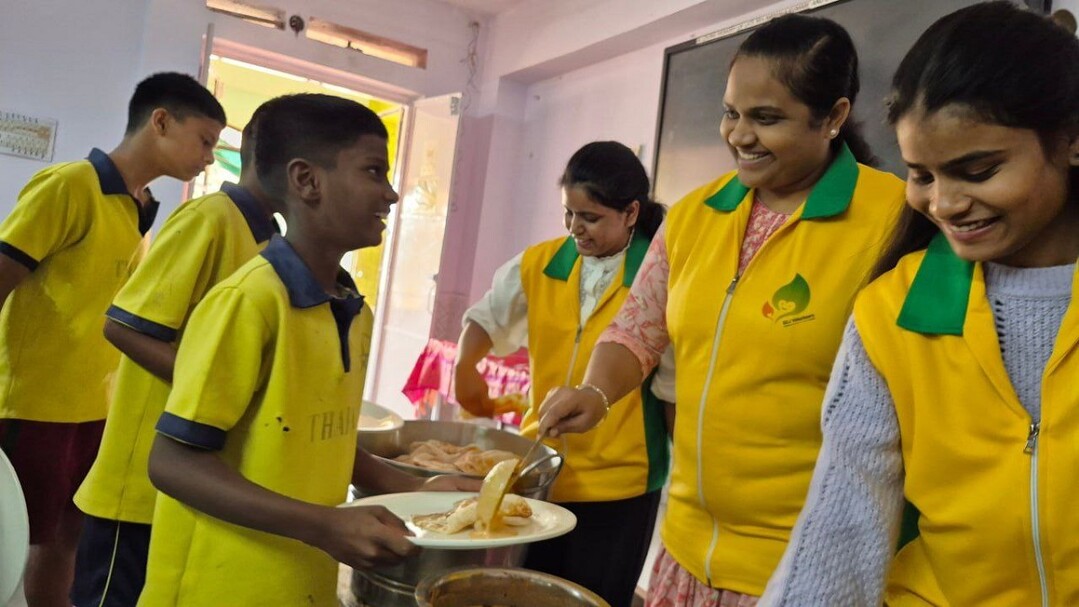 신천지 부산야고보지파 산하 인도 벵갈루루교회의 116기 수료생과 성도들이 이달 초순 수료기념 특별봉사 차원에서 인도 현지의 한 보육원을 찾아 원생들에게 아침을 제공하고 있다.