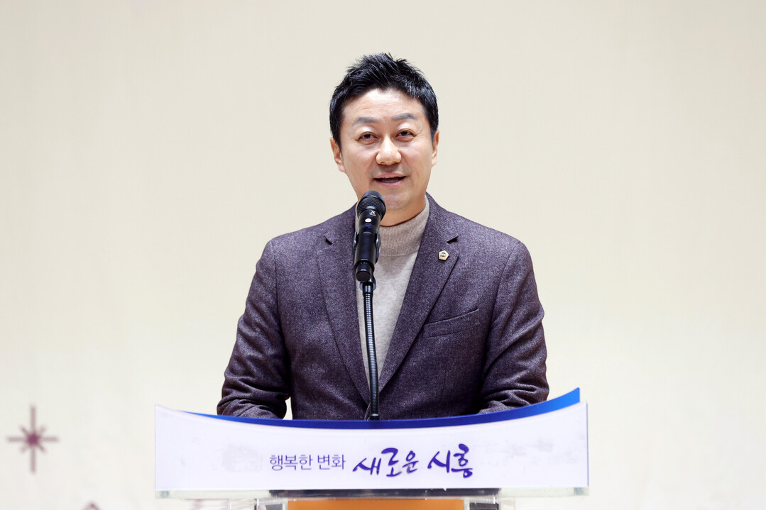 김진경 경기도의회 의장이 &lsquo;2025 시흥시 체육인의 밤&rsquo; 행사에 참석해 체육인들을 격려하고 있다. 경기도의회 제공