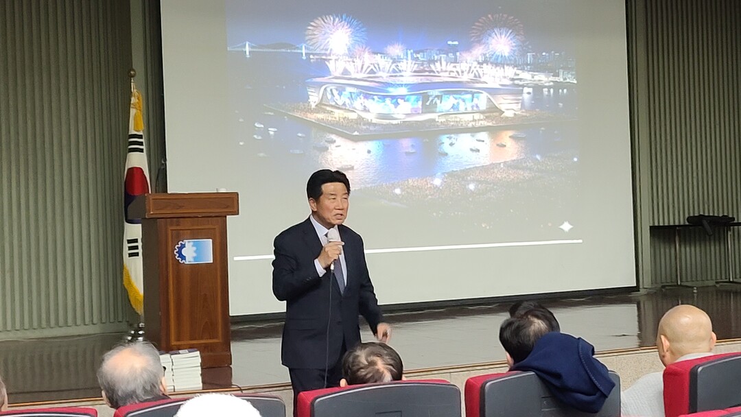 이영호 전 국회의원이 22일 부산상공회의소 대강당에서 &lsquo;세계해양수도 부산 완성 비전&rsquo;을 주제로 특강을 하면서, 5만석 규모 대형 K팝 아레나 조감도를 띠워놓고 