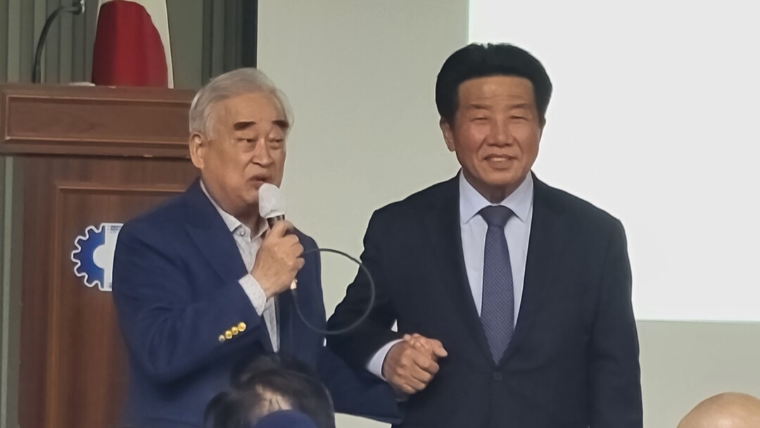 이영호 전 국회의원이 22일 부산상공회의소 대강당에서 &lsquo;세계해양수도 부산 완성 비전&rsquo;을 주제로 특강을 했다. 강연이 종료된 직후 질의응답 시간에 발언권을 얻은 한 전직 원양어선 선장을 지낸 부산지역 해양수산업계 원로의 충정어린 발언을  이 전 의원이 손을 꼭 잡은 채 경청하고 있다.  이 원로가 