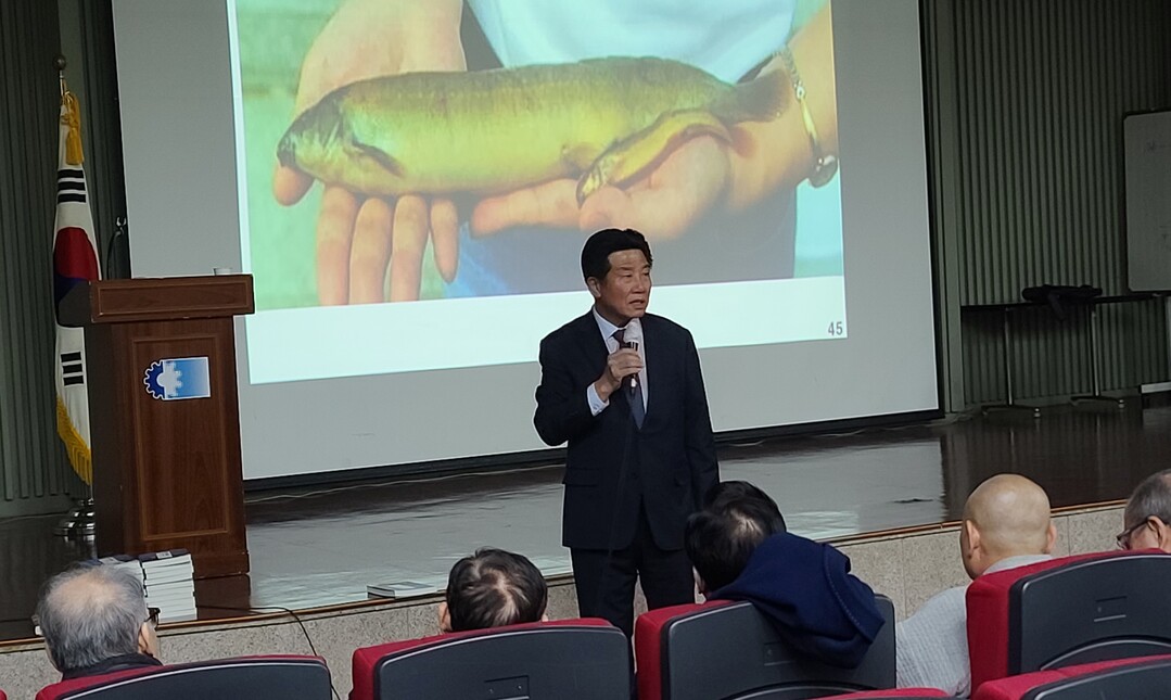 이영호 전 국회의원이 22일 부산상공회의소 대강당에서 &lsquo;세계해양수도 부산 완성 비전&rsquo;을 주제로 강연을 하면서 