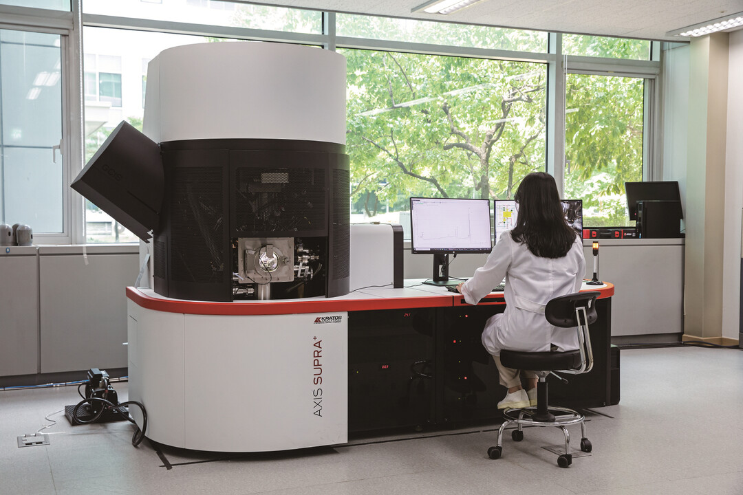 반도체 연구장비 고성능 X-선 광전자 분광분석기(XPS).용인시 제공