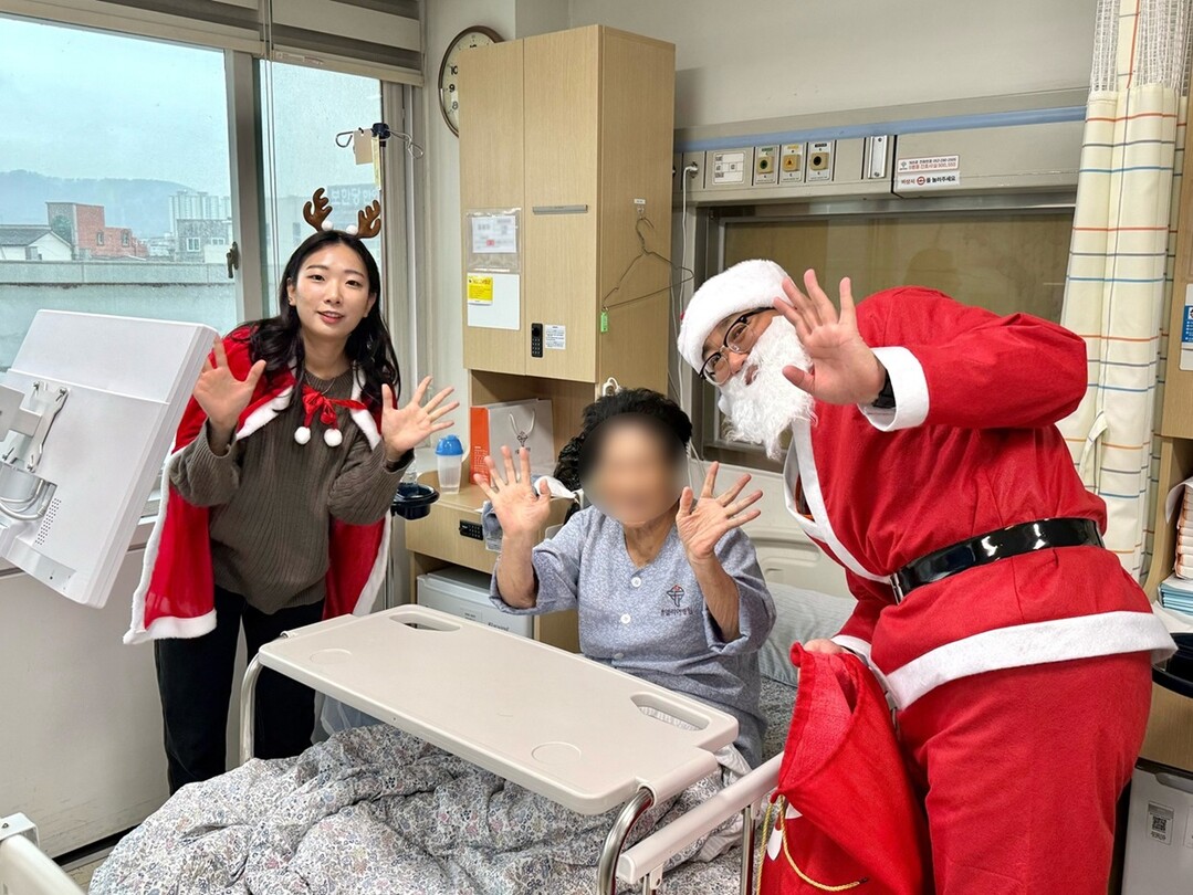 울산엘리야병원이 크리스마스 선물 나눔 이벤트. 엘리야병원 제공