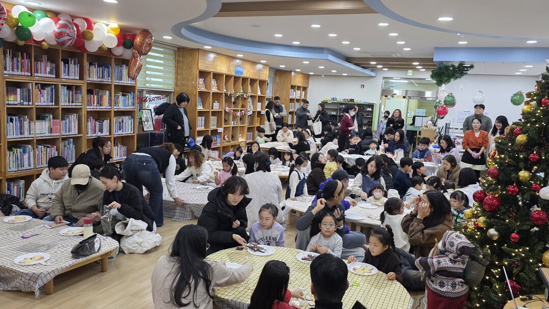 지난 13일 사내 도서관에서 진행된 크리스마스 특별 프로그램