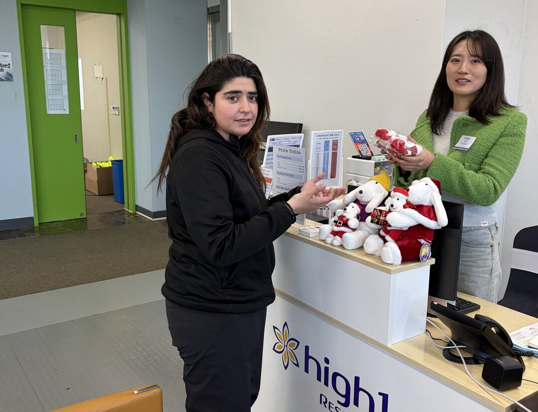 외국인 원스톱 서비스 라운지를 이용중인 고객. 강원랜드 제공