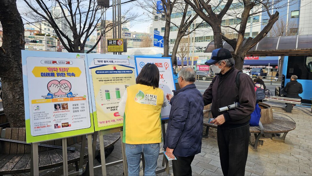 신천지자원봉사단 부산동부지부 한 여성 회원이 지난 23일 부산 동구 범일동 일대에서 70대로 추정되는 시민들을 대상으로 마약근절캠페인을 진행하고 있다. 신천지자원봉사단 부산동부지부 제공