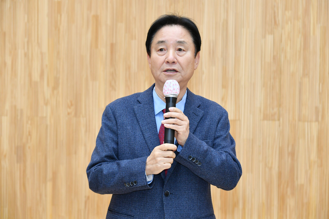 최문순 군수가 2025 화천 농업인 대학(사과 재배학과) 졸업식에서 인사말을 하고 있다