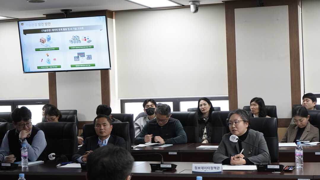 하유정 정보데이터정책관(오른쪽 첫번째)이 29일 정부대전청사에서 열린 
