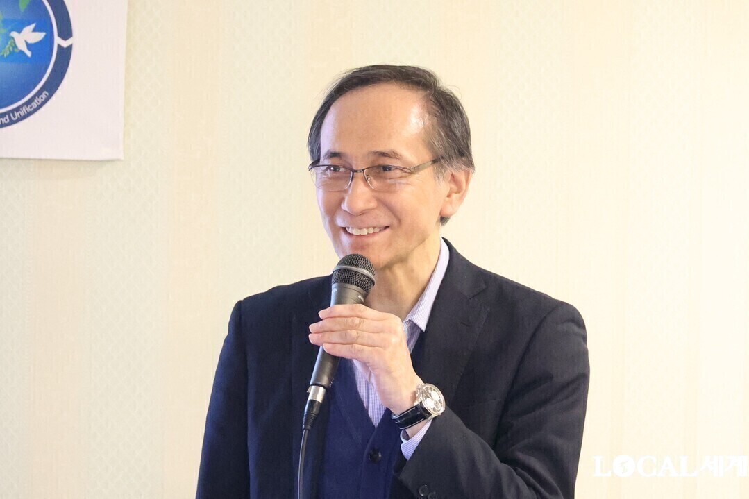 기무라 세이지 부장이 조항조의 &lsquo;사랑꽃&rsquo;을 열창하고 전체 활동 보고를 하고 있다.