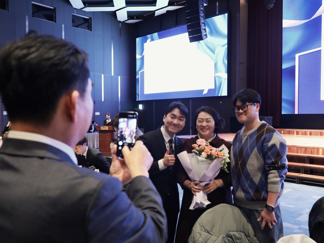 가족들과 함께 사진을 찍고 있는 강원랜드 신입사원