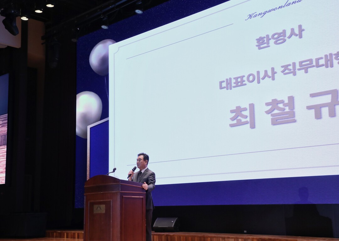 신입사원 수료식에서 환영사를 하고 있는 최철규 대표이사직무대행