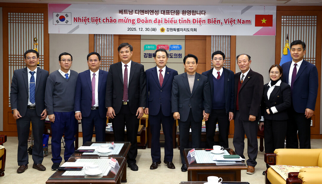 베트남 디엔비엔성 대표단이 강원도의회를 방문해 기념촬영을 하고 있다(왼쪽 다섯번째부터 김시성 의장, 원제용 위원장)