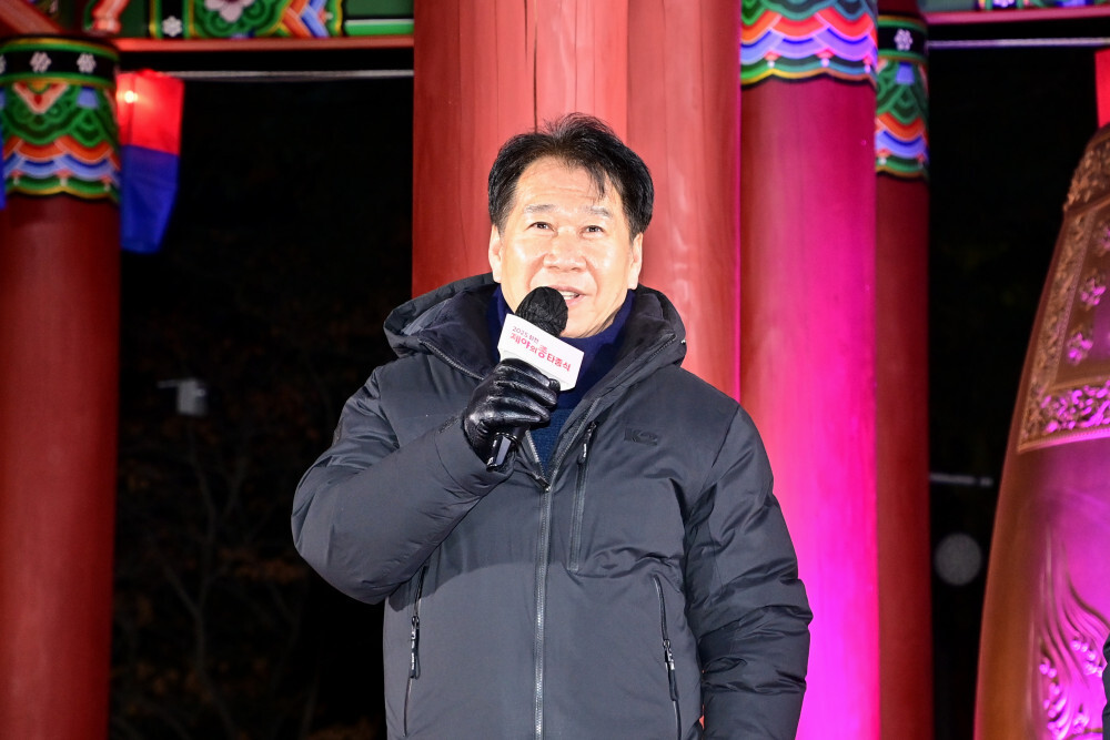 류희상 군의장이 2025년 화천군민 제야의 종 타종행사엠서 인사말을 하고 있다