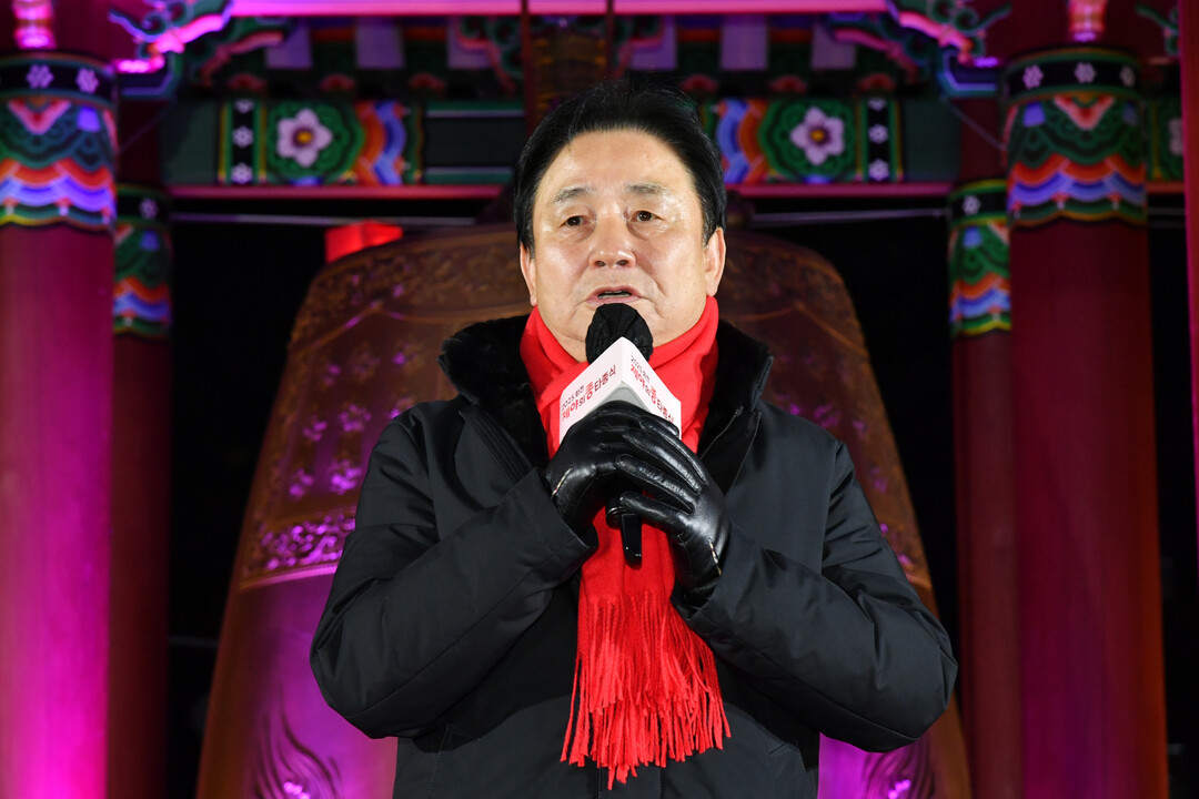 최문순 군수가 2025년 화천군민 제야의 종 타종행사에서 인사말을 하고 있다