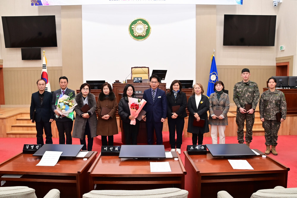  지난해 31일 화천군의회 종무식이 열렸다. 류희상 의장, 조웅희 부의장, 노이업 김동완 이선희 김명진 조재규 군의원 및 의회 사무처 직원들이 참석했다.