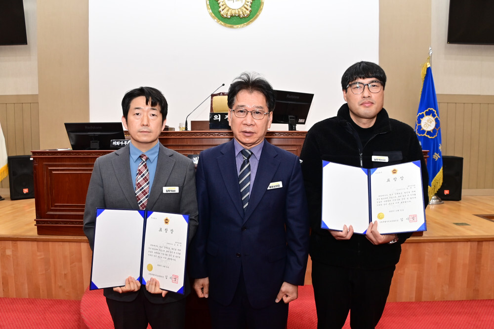  지난해 31일 화천군의회 종무식이 열렸다. 류희상 의장, 조웅희 부의장, 노이업 김동완 이선희 김명진 조재규 군의원 및 의회 사무처 직원들이 참석했다.