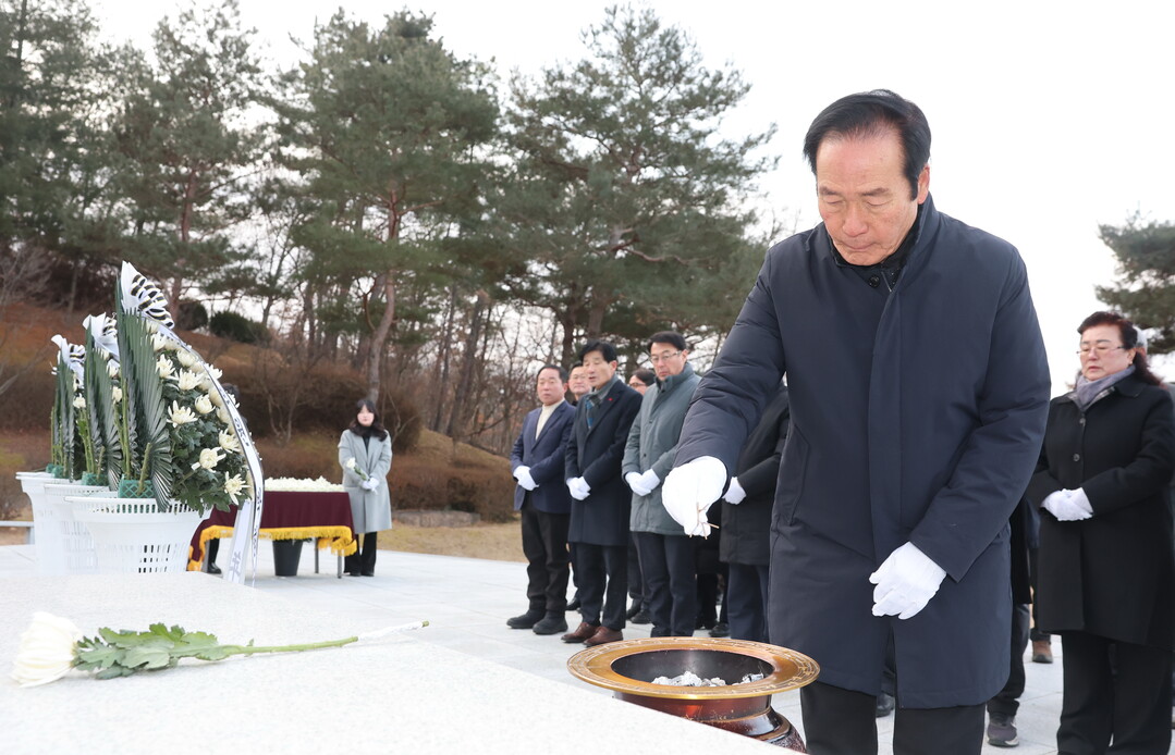 김주수 군수가 분향을 하고 있다. 의성군제공