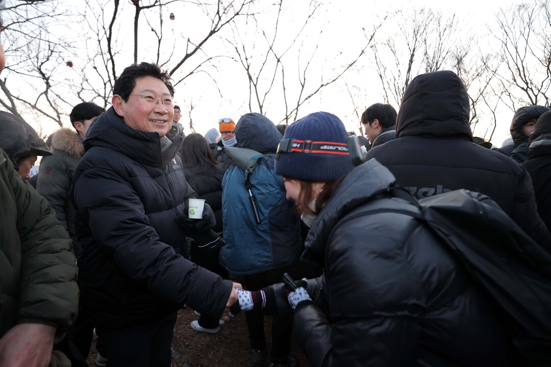 이상일 용인특례시장은 1월 1일 새해를 맞아 일출(日出)로 유명한 석성산에 올라 시민 2000여 명과 함께 해맞이를 하고 덕담을 주고 받았다. 용인시 제공