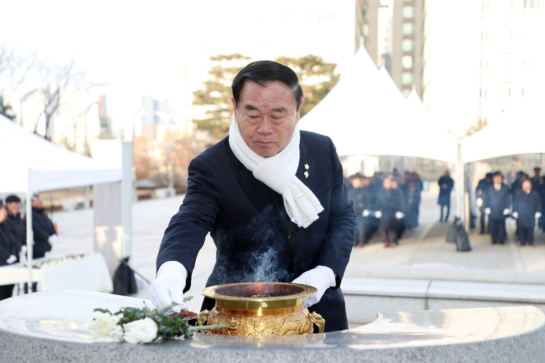 이재식 의장이 현충탑에서 헌화와 분향을 하고 있다. 수원시의회 제공