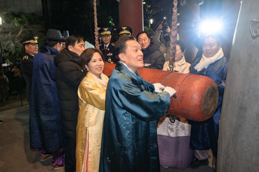 이재준 시장, 이재식 수원시의회 의장, 김영진 의원, 김준혁 의원이 여민각에서 제야 타종을 하고 있다.&nbsp;
