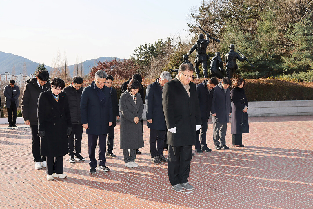 장금용 창원시장 권한대행 국립 3.15민주묘지 참배모습.창원시 제공