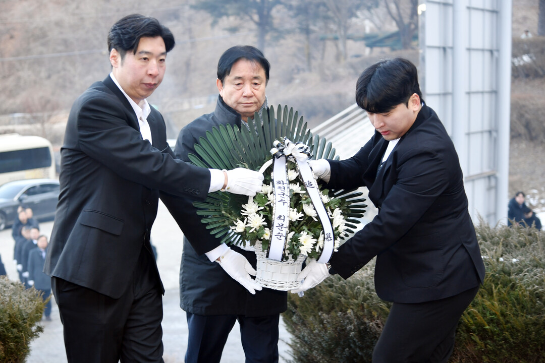 최문순 군수(가운데)가 자유수호탑 신년 참배에서 헌화하고 있다