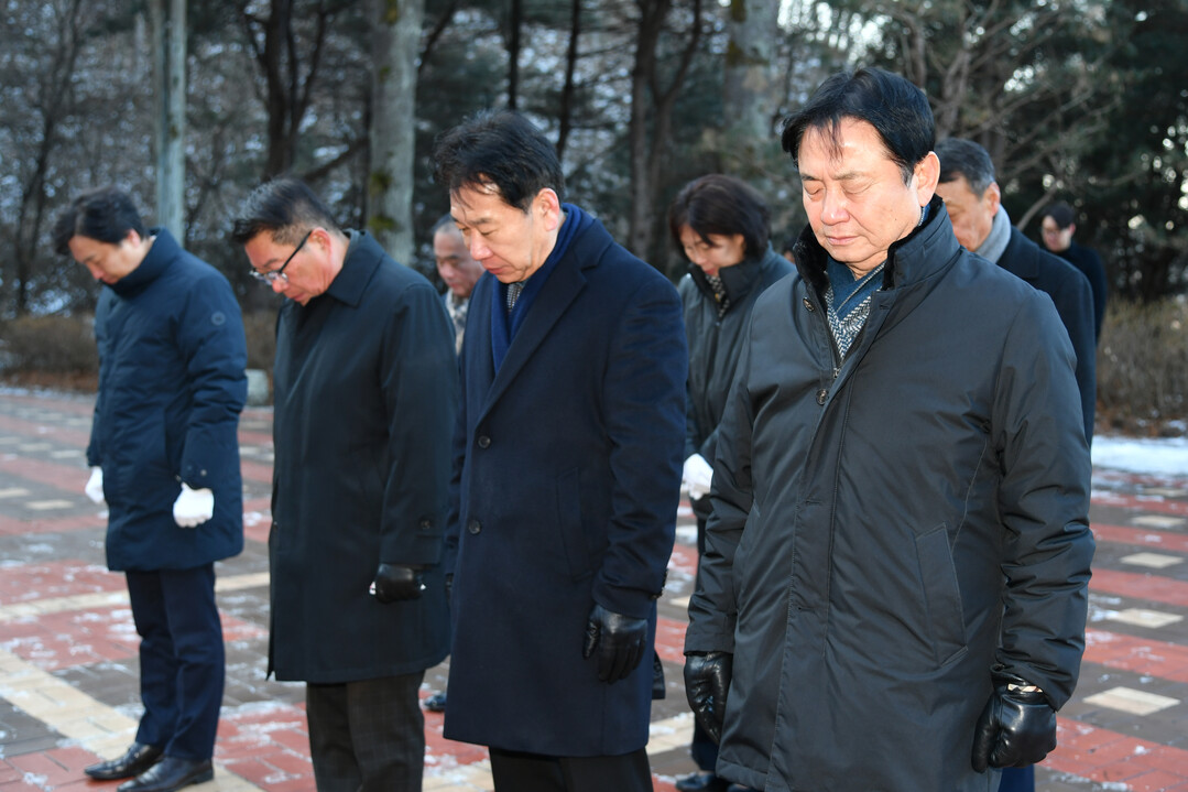 최문순 군수, 안중기 부군수를 비롯한 실과소장들과 류희상 군의장을 비롯한 군의원들이 참석한 가운데 화천읍 충렬탑에서 2026년 신년 참배행사를 개최했다.