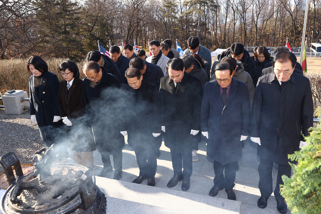2일 강원특별자치도의회 의원들이 우두동 충렬탑에서 2026년 병오년(丙午年)신년 참배 행사를 진행하였다