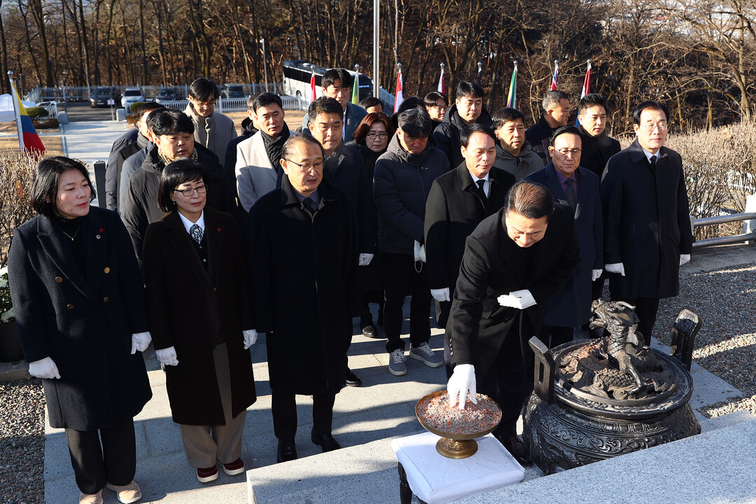 2일 강원특별자치도의회 의원들이 우두동 충렬탑에서 2026년 병오년(丙午年)신년 참배 행사를 진행하였다