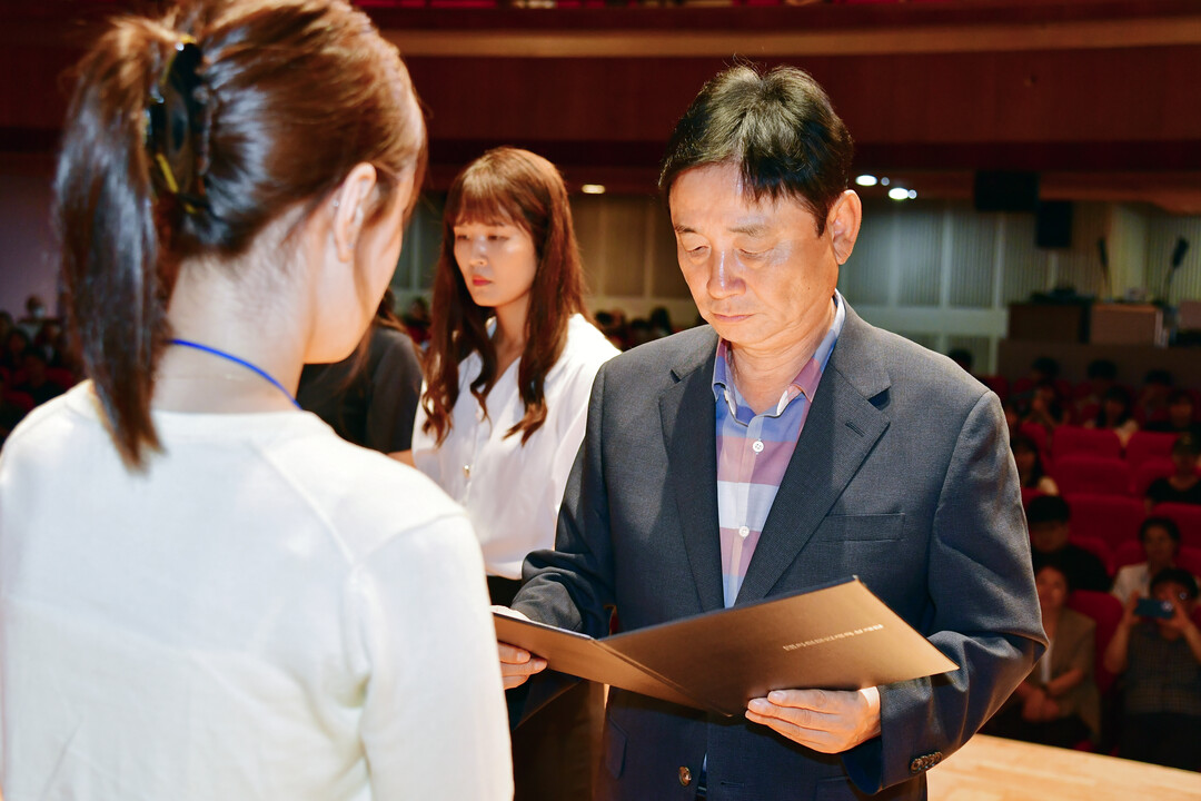지난해 최문순 군수가 군인재육성재단 장학증서를 수여하고 있다