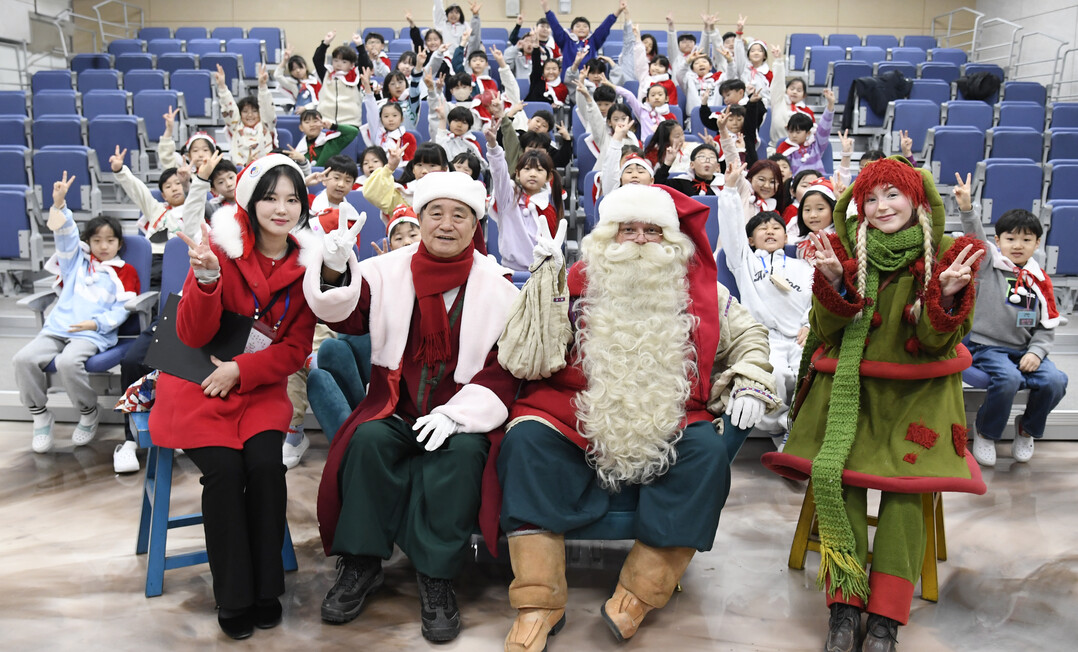 지난 2025 화천산천어축제장을 방문한 핀란드 로바니에미시 산타 마을의 산타클로스와 요정 엘프