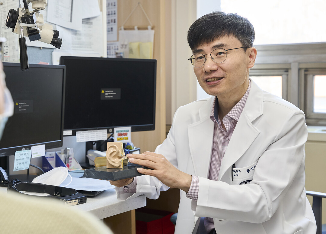 강동경희대학교병원 이비인후과 홍석민 교수가 어린이들의 중이염에 대해 설명하고 있다.