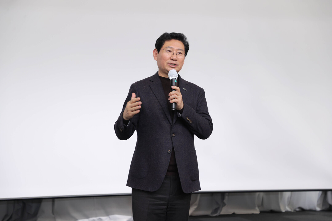 이상일 용인특례시장이 5일 시청 컨벤션홀에서 열린 제6기 용인청년정책네트워크 발대식에 참석해 인사말을 하고 있다. 용인시 제공