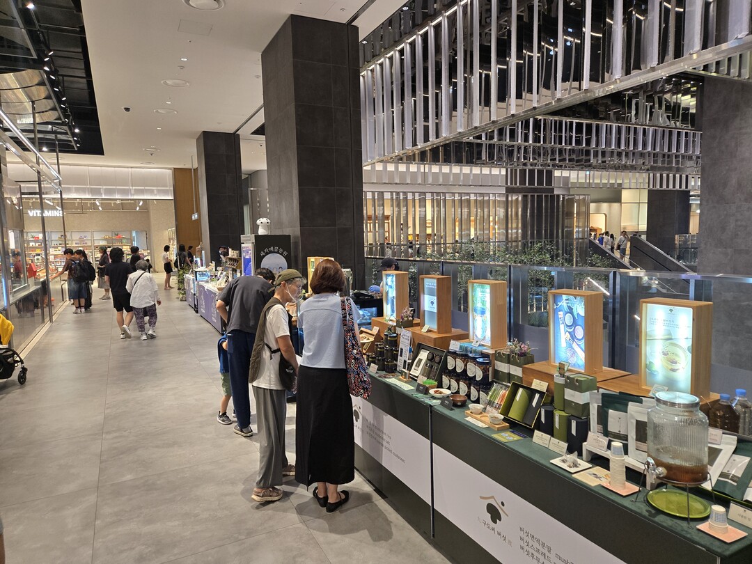 용인특례시 농산물종합가공지원센터는 지난해 센터 농식품 창업보육기업과 대형백화점을 연계한 팝업스토어 판매 지원사업을 진행했다. 용인시 제공