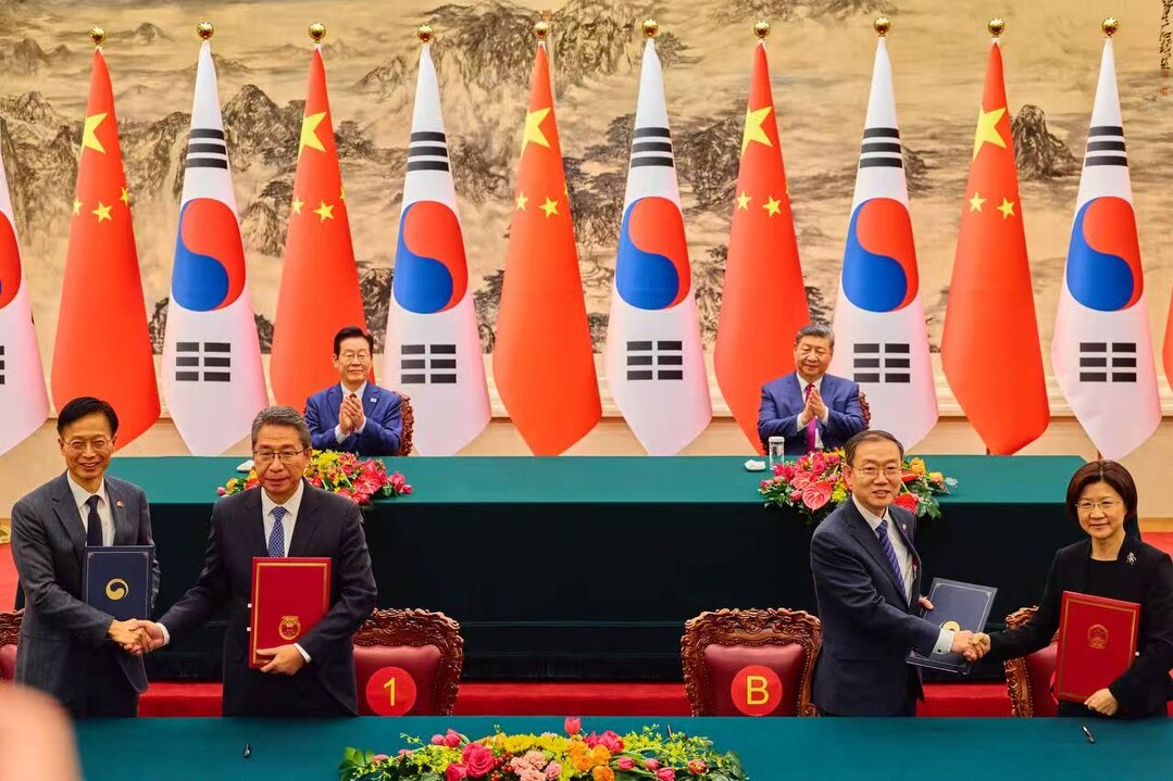 이명구 관세청장(오른쪽에서 두번째)이 5일 중국 베이징에서 쑨 메이쥔 중국 해관총서장과 지식재산권 보호를 위한 상호 협력에 관한  양해각서를 체결한 뒤 기념 촬영하고 있다. 관세청 제공